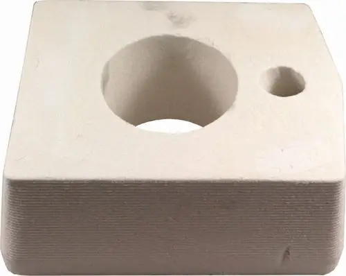 Isolierstein in quadratischer Form mit zwei Löchern. Produkt von Wolf, geeignet für Kesseltüren und zur Wärmedämmung in Heizsystemen.